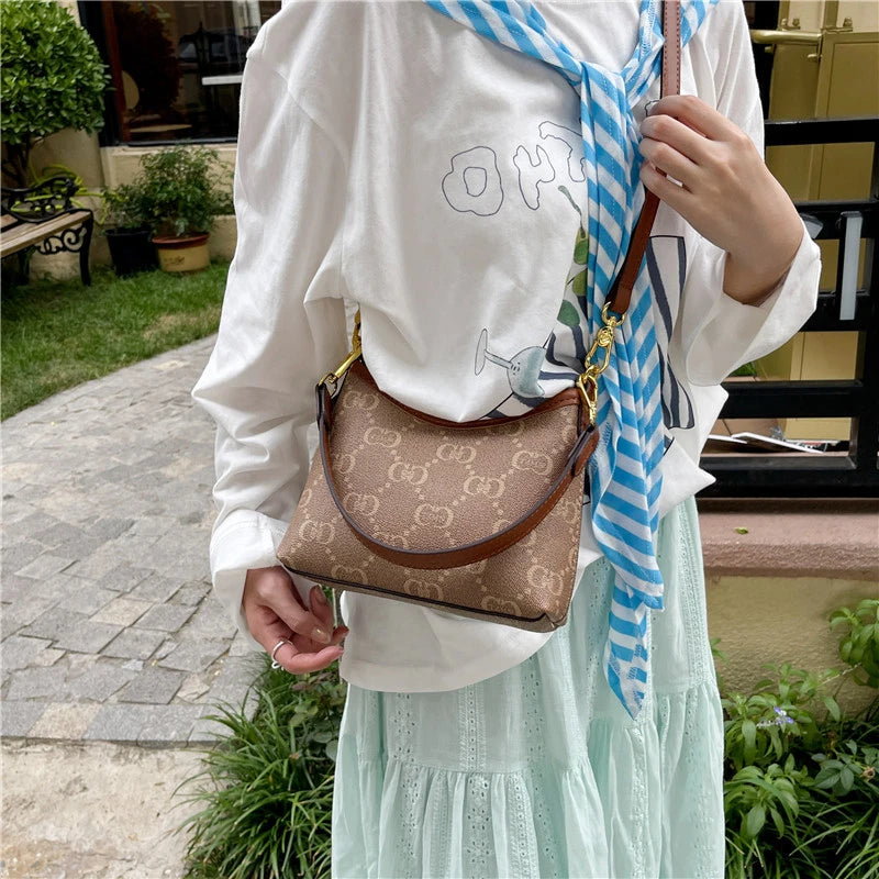 Elegant Women's Tote Bags By Luxury Brand, Leather Messenger Bag For Classic Style, Famous Designer Handbag