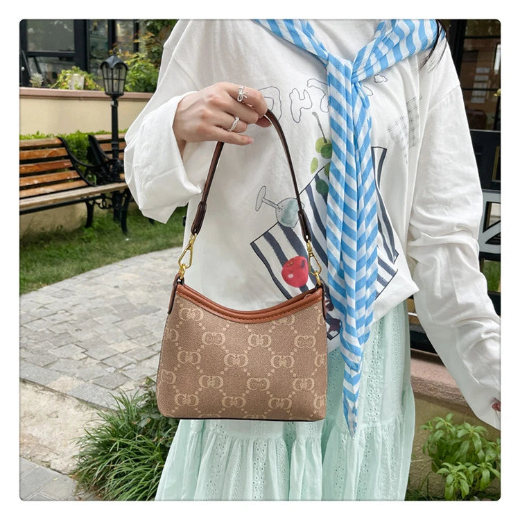 Elegant Women's Tote Bags By Luxury Brand, Leather Messenger Bag For Classic Style, Famous Designer Handbag